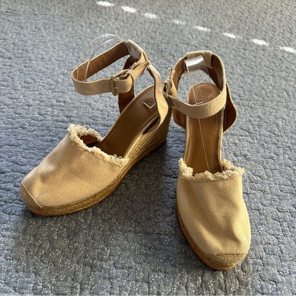 H&M Espadrille Wedge Closed Toe Beige 3.5” Heel Canvas Ankle Buckle Size 10 - Picture 3 of 10